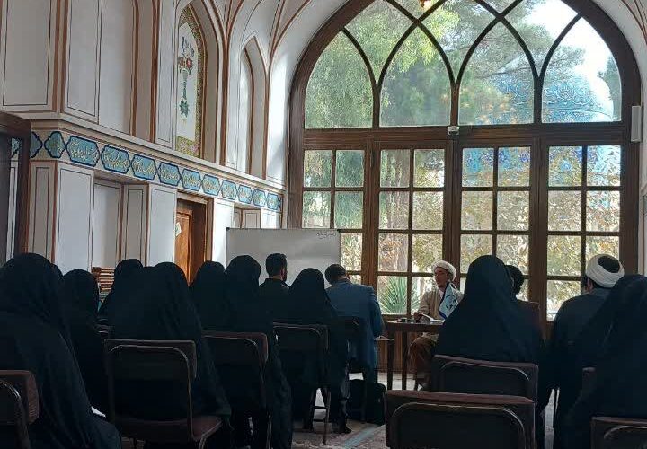 اولین جلسه کتاب صد میدان در شعبه اصفهان موسسه آوای توحید آغاز شد